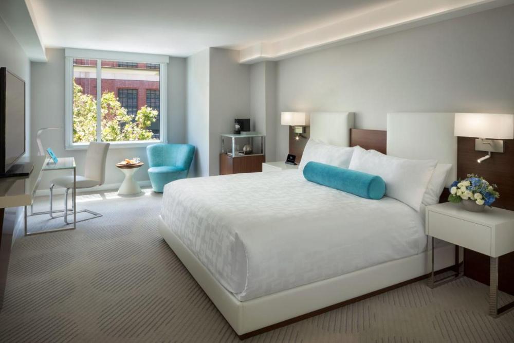 Deluxe King Room interior